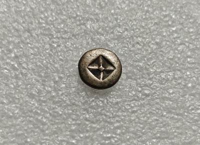 瓶子🏺第226期拍卖会 -  6-8世纪三佛齐王国檀香花图案打制银币