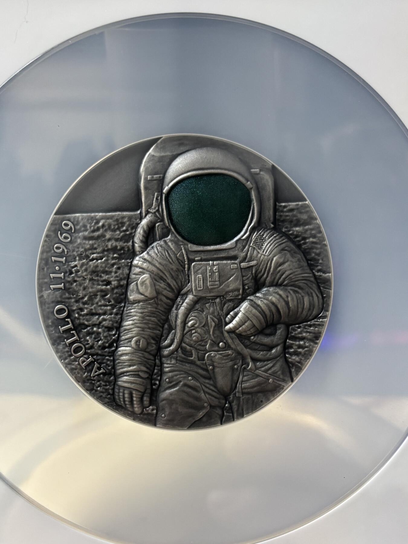 第189期拍卖 喀麦隆2019年阿波罗11号登月50周年3盎司仿古银币NGC-MS70首无盒无证书，999银，发行500枚，评级盒有裂痕