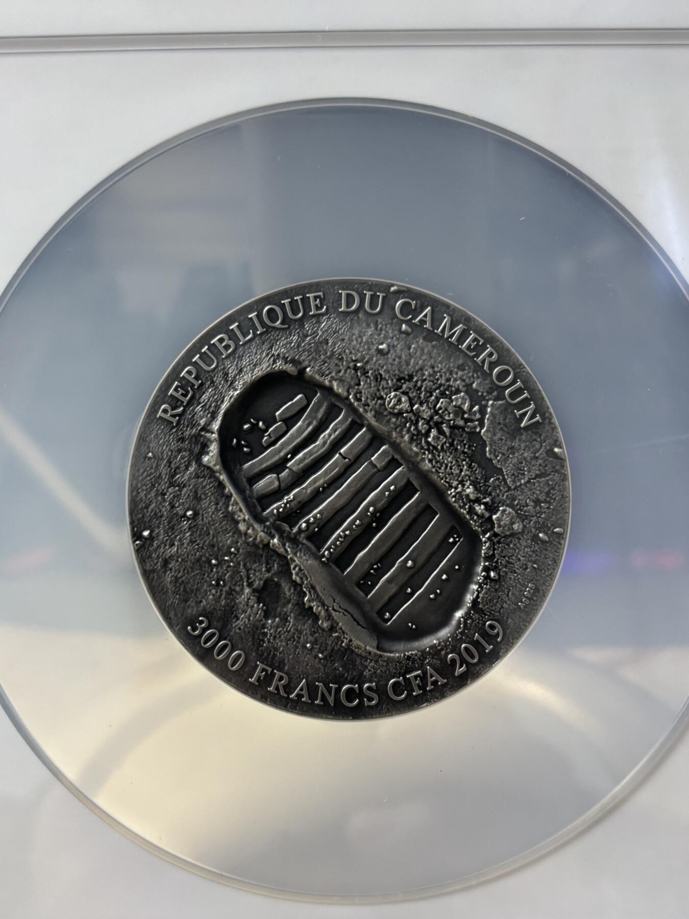 第189期拍卖 喀麦隆2019年阿波罗11号登月50周年3盎司仿古银币NGC-MS70首无盒无证书，999银，发行500枚，评级盒有裂痕