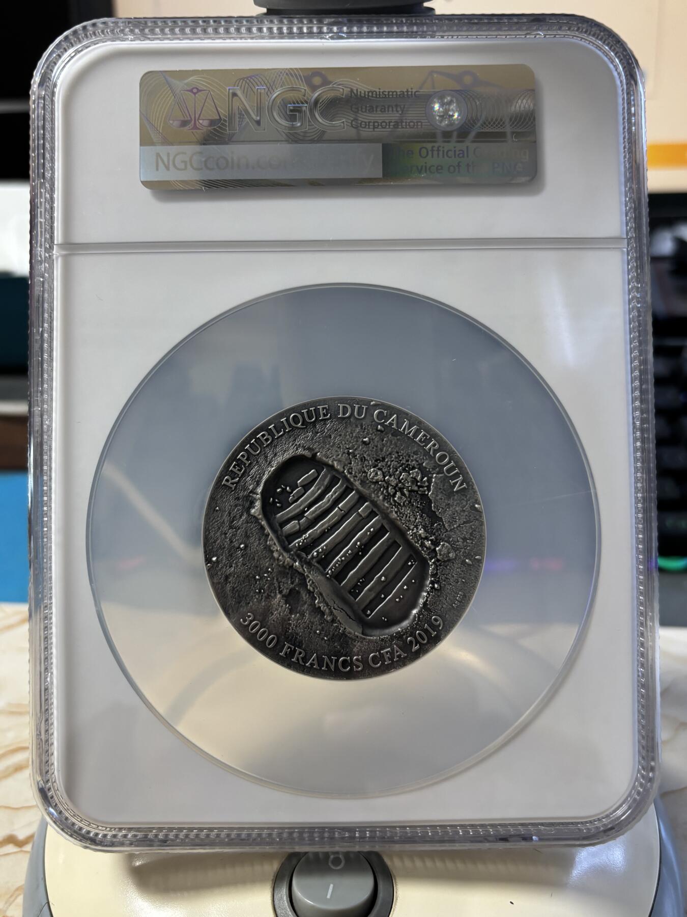 第189期拍卖 喀麦隆2019年阿波罗11号登月50周年3盎司仿古银币NGC-MS70首无盒无证书，999银，发行500枚，评级盒有裂痕