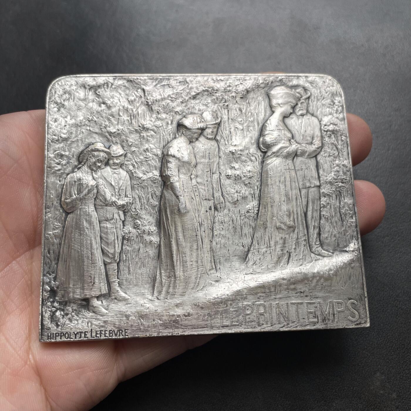 「木头集藏」章牌精品专场！ Hippolyte Lefèbvre～1909年法国SAMF协会51号作品银章：春与冬，法兰西章牌之友协会（SAMF）1909年发行，银章发行量仅45枚。尺寸：68 × 80 mm，230 g，边铭：丰饶角 1ARGENT+火蝾螈+限量编号11，SAMF协会章是法国新艺术章牌最杰出的代表。