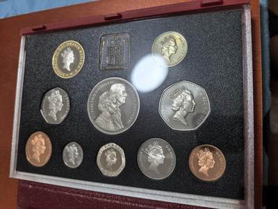 长老汇蛇年精选第九十四场拍卖 - 1997英国10枚精制币红盒套装，盒证全，含女王金婚纪念5英镑