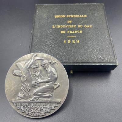 「木头集藏」章牌精品专场！ - H Dropsy～1929年法国天然气工业联合会原盒银章 ，直径：64 mm，84 g，边铭：菱形厂标 ARGENT 野猪头银标。正面是一个潘神在用木柴取暖，背面是储存天然气的贮气罐。  少见的银章品种，1929年也是此章铸造的最早期年份之一。正面浮雕很高，很有雕塑的感觉。烫金字原盒状态良好。   