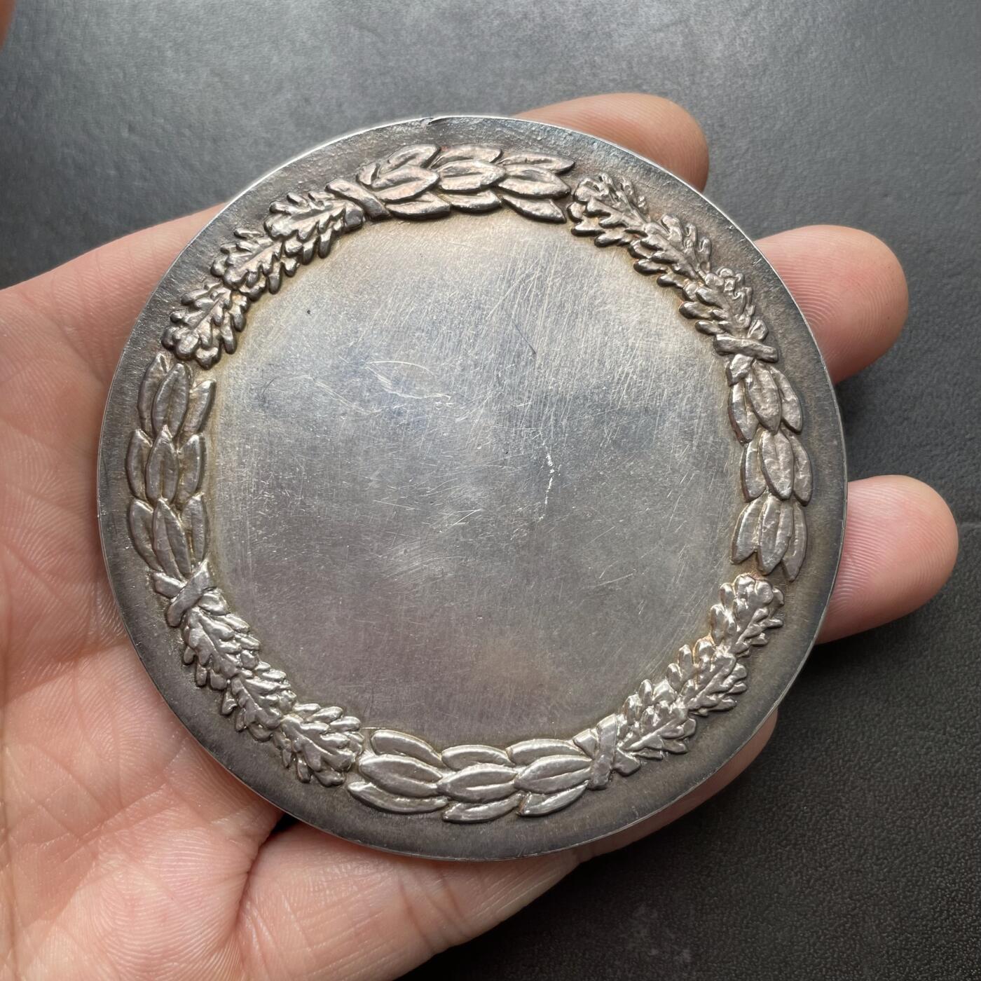 「木头集藏」章牌精品专场！ H. Dropsy～法国国家保险公司大银章 ，直径：70mm，189 g，边铭：菱形厂标+厂名V. CANALE ARGENT 野猪头银标。罕见品种！法国章牌名厂卡纳勒（V Canale）铸造。正面是保险公司化身的女神将老弱妇孺置于自己的庇护之下。法国国家保险公司的前身是1820年成立的皇家人寿保险公司，后重组改为此名。1968年与太阳保险公司和老鹰保险公司合并成为法国国家保险集团。