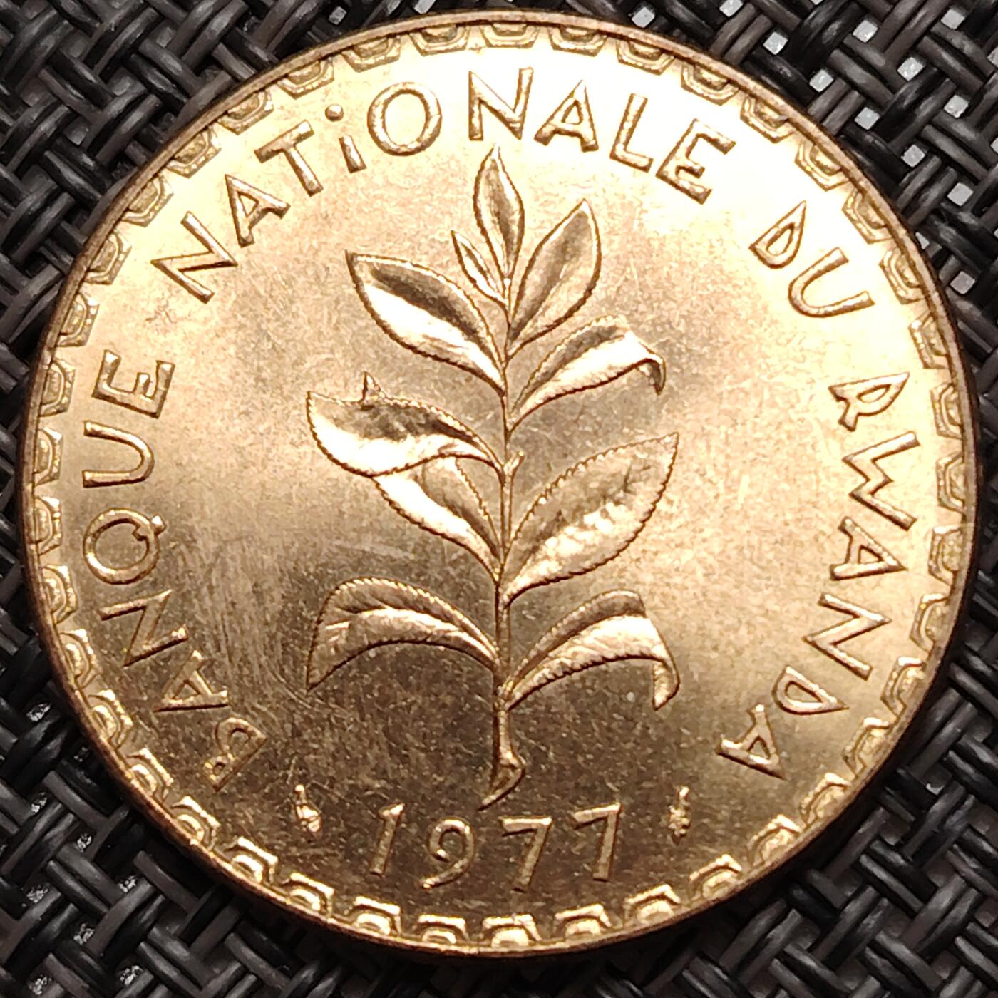 布加迪🐬～世界钱币(上海)🌾第 271 期 /  各国套币和散币 卢旺达🇷🇼 1977年 50法郎铜币