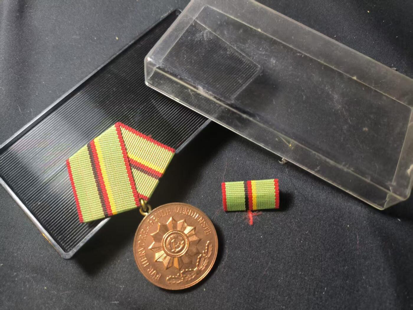 罗岚⭐爱藏⭐甄选专拍第四场-分享拍场赚佣（实体经营） 民主德国内政部人民警察铜级功绩奖章盒略全套 早期提手挂版极品成色