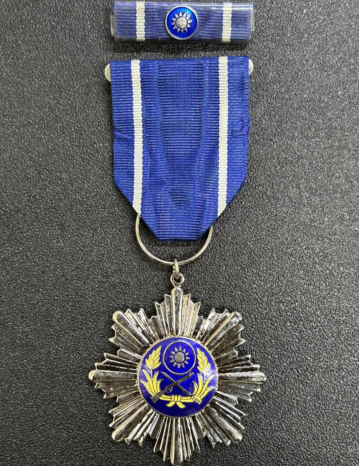 西秦中古拍卖第七十三期 民国乙种陆光奖章 少见带编号 带勋略 退台后版本