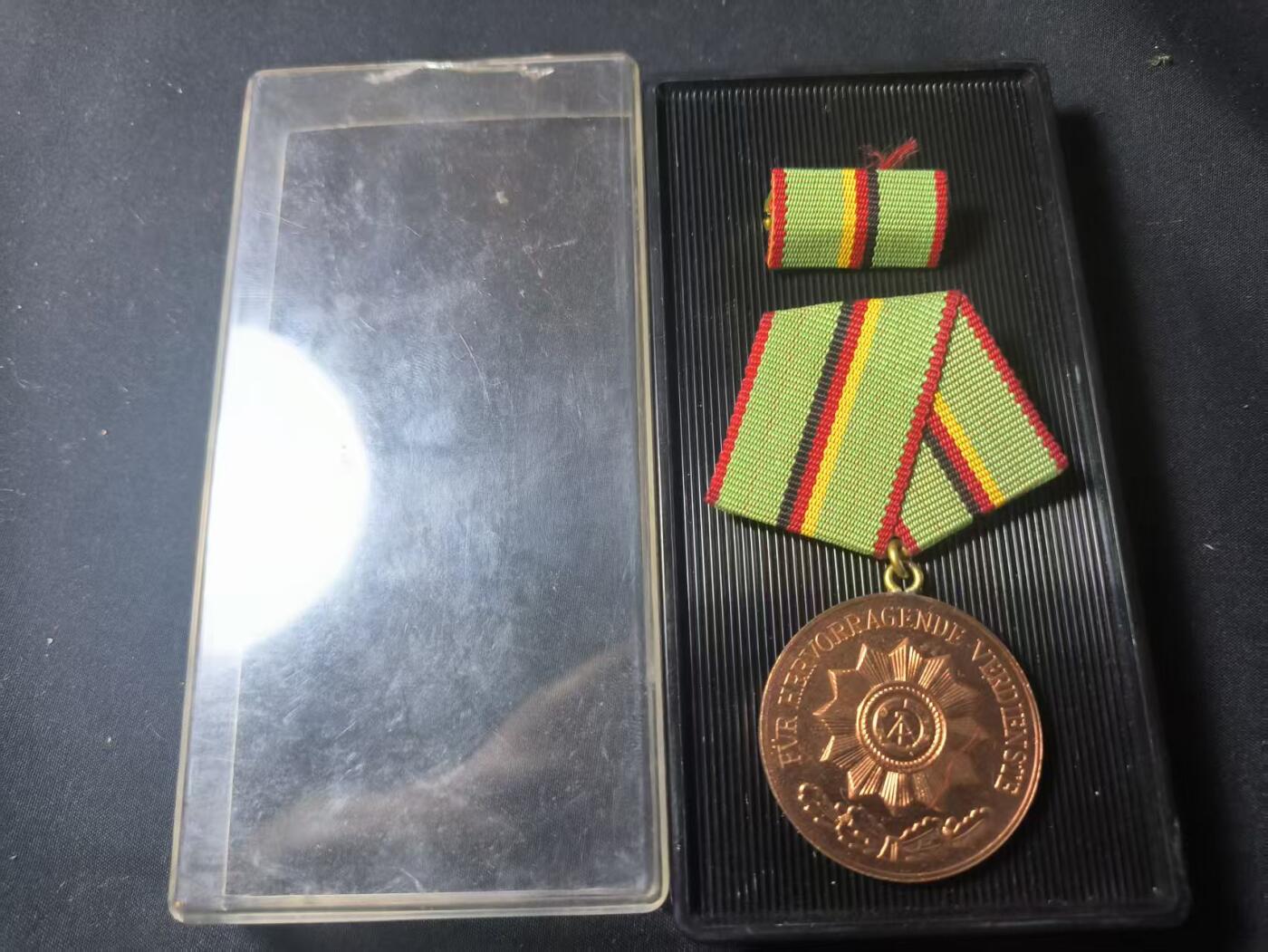 罗岚⭐爱藏⭐甄选专拍第四场-分享拍场赚佣（实体经营） 民主德国内政部人民警察铜级功绩奖章盒略全套 早期提手挂版极品成色