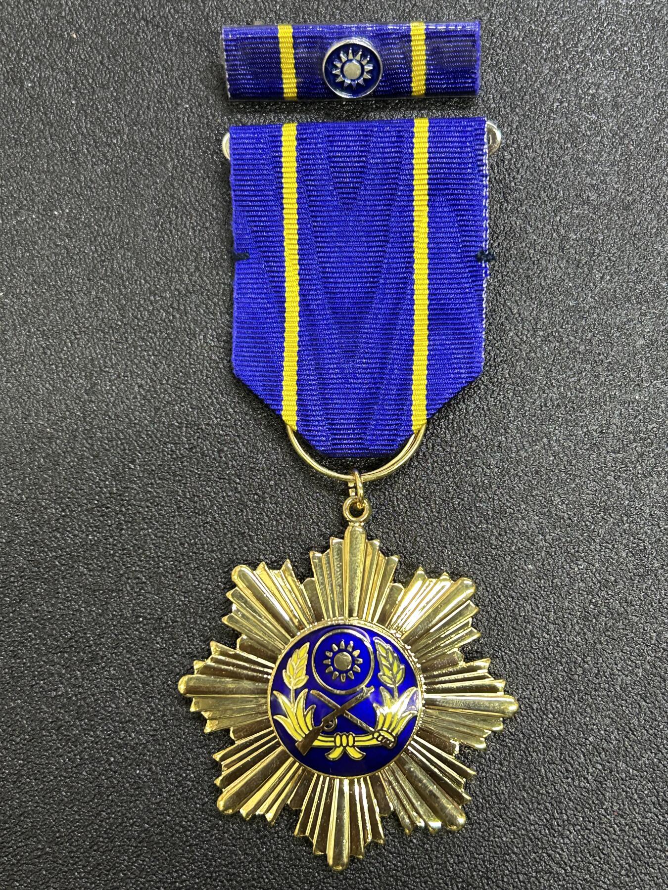 西秦中古拍卖第七十三期 民国甲种陆光奖章 带勋略 退台后版本