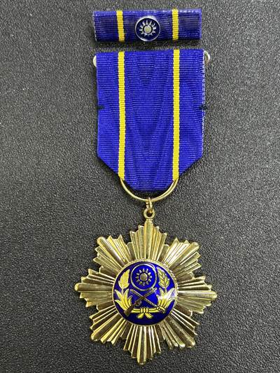 西秦中古拍卖第七十三期 - 民国甲种陆光奖章 带勋略 退台后版本