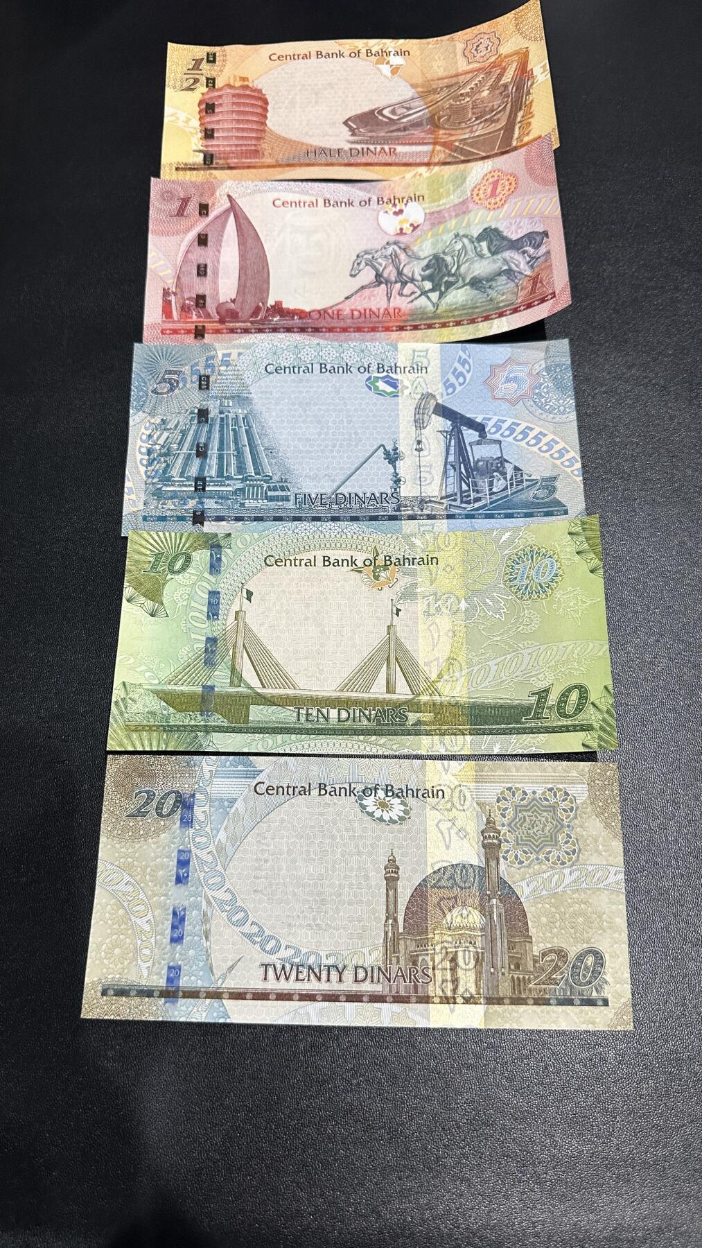 《外钞收藏家》第六百零四期（精品场）（本平台长期征集拍品、欢迎藏友们联系合作） 巴林1/2-20第纳尔 五张一起 全新UNC 都是靓号尾1