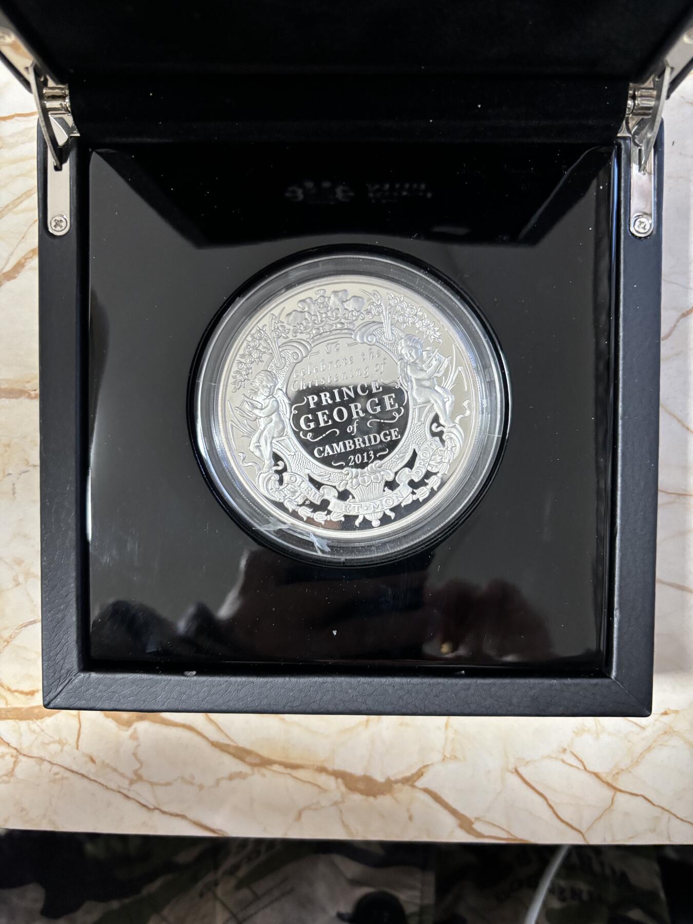 第189期拍卖 英国2013年乔治小王子出生5盎司精制纪念银币，999银，发行1160枚，有氧化，塑料盒有碎