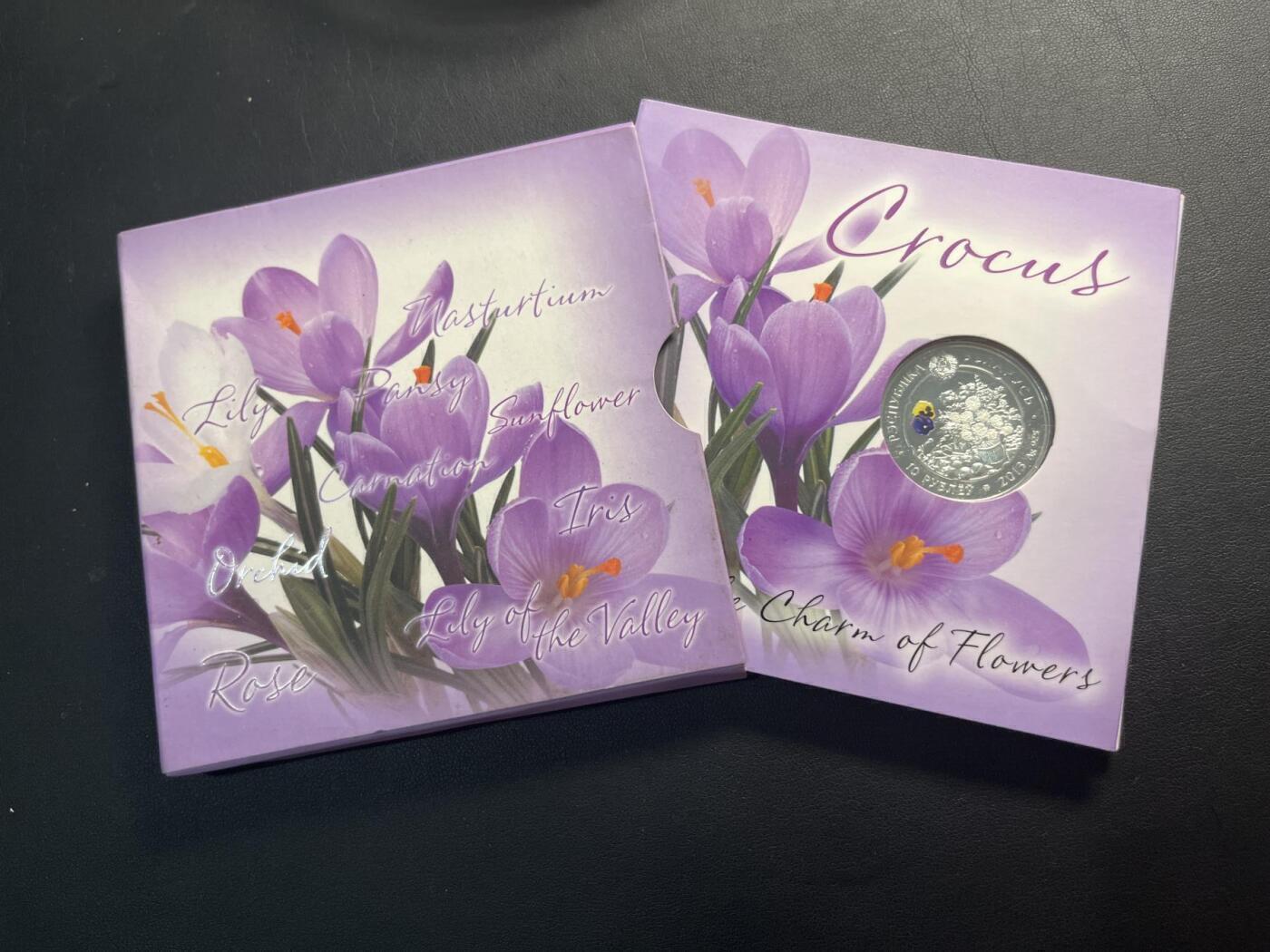 ❤️【币观天下】❤️ 第340期钱币拍卖- 2026.1.23周五晚上6点半场-长期征集拍品 原厂包装白俄罗斯2013年象征青春希望和永恒的紫苑花(花语：信任、深情和真挚纯洁的爱情)彩色精制银币925银14.14克直径32毫米