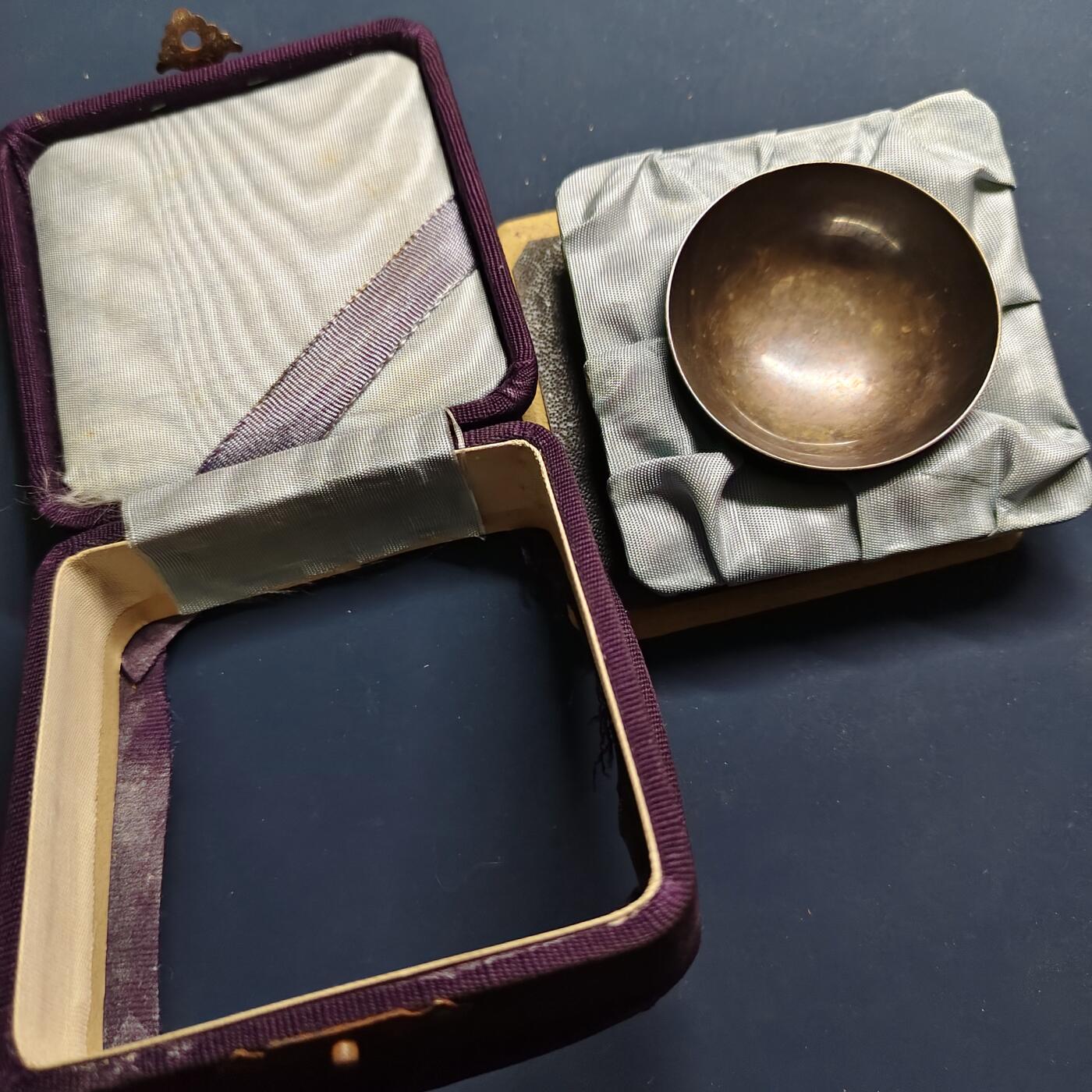 【全场包邮】纯粹捡漏拍497场-持续更新中 【杂件】日本回流27.81克银酒碗-有纯银标-含盒（盒坏）【口径47毫米27.81克92.5%】