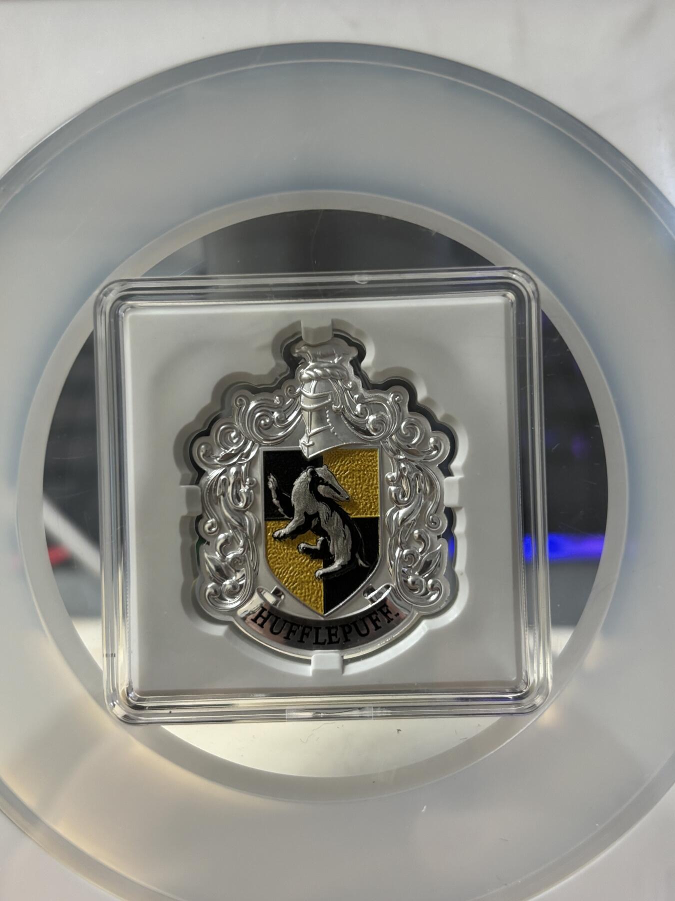 第189期拍卖 纽埃2021年哈利波特赫奇帕奇徽章纪念银币NGC-PF70首期无盒无证书，999银，发行5000枚