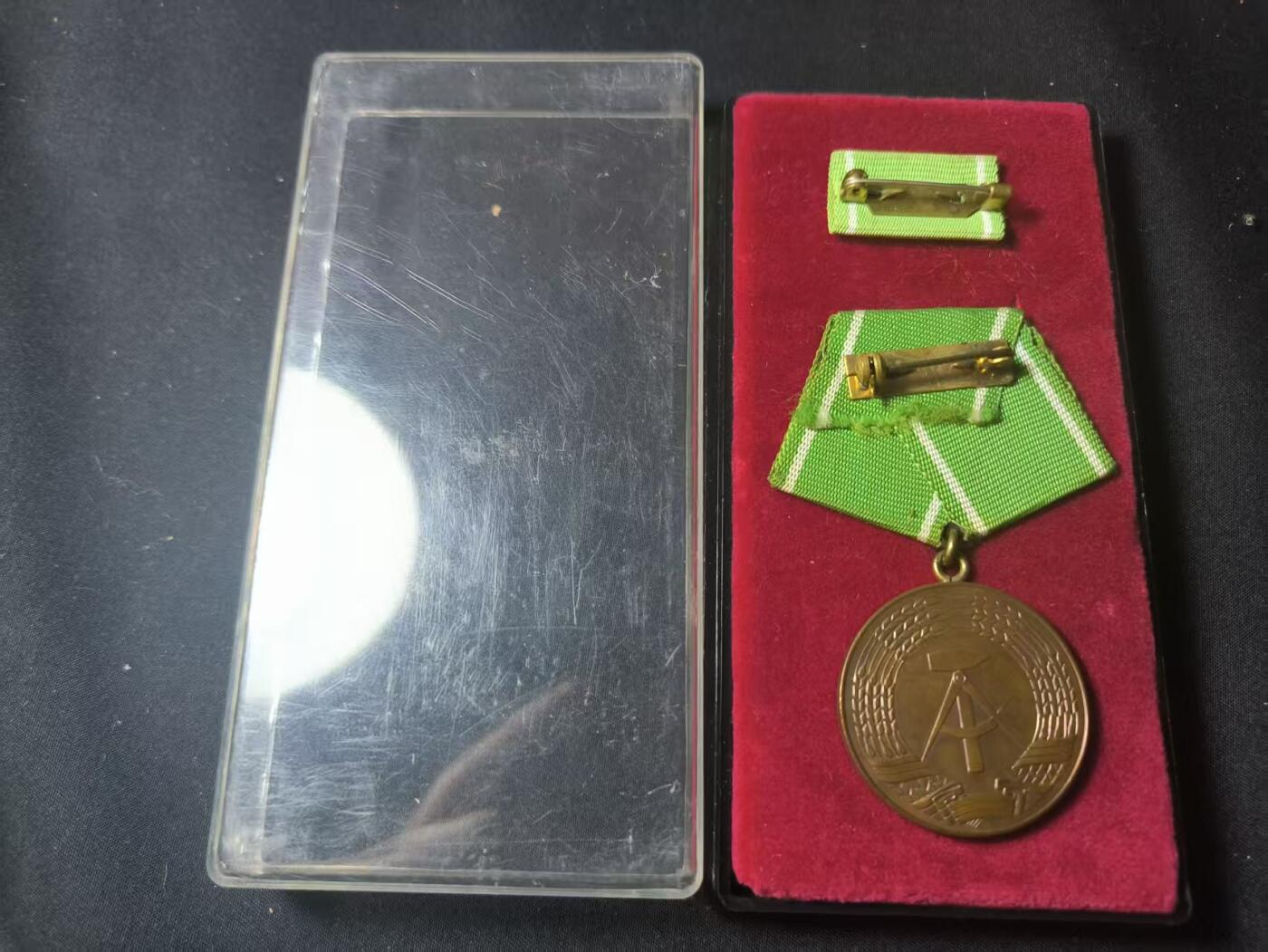 罗岚⭐爱藏⭐甄选专拍第四场-分享拍场赚佣（实体经营） 民主德国内政部人民警察优秀服役（奖励性）奖章带绒布盒全套 早期无国徽版本