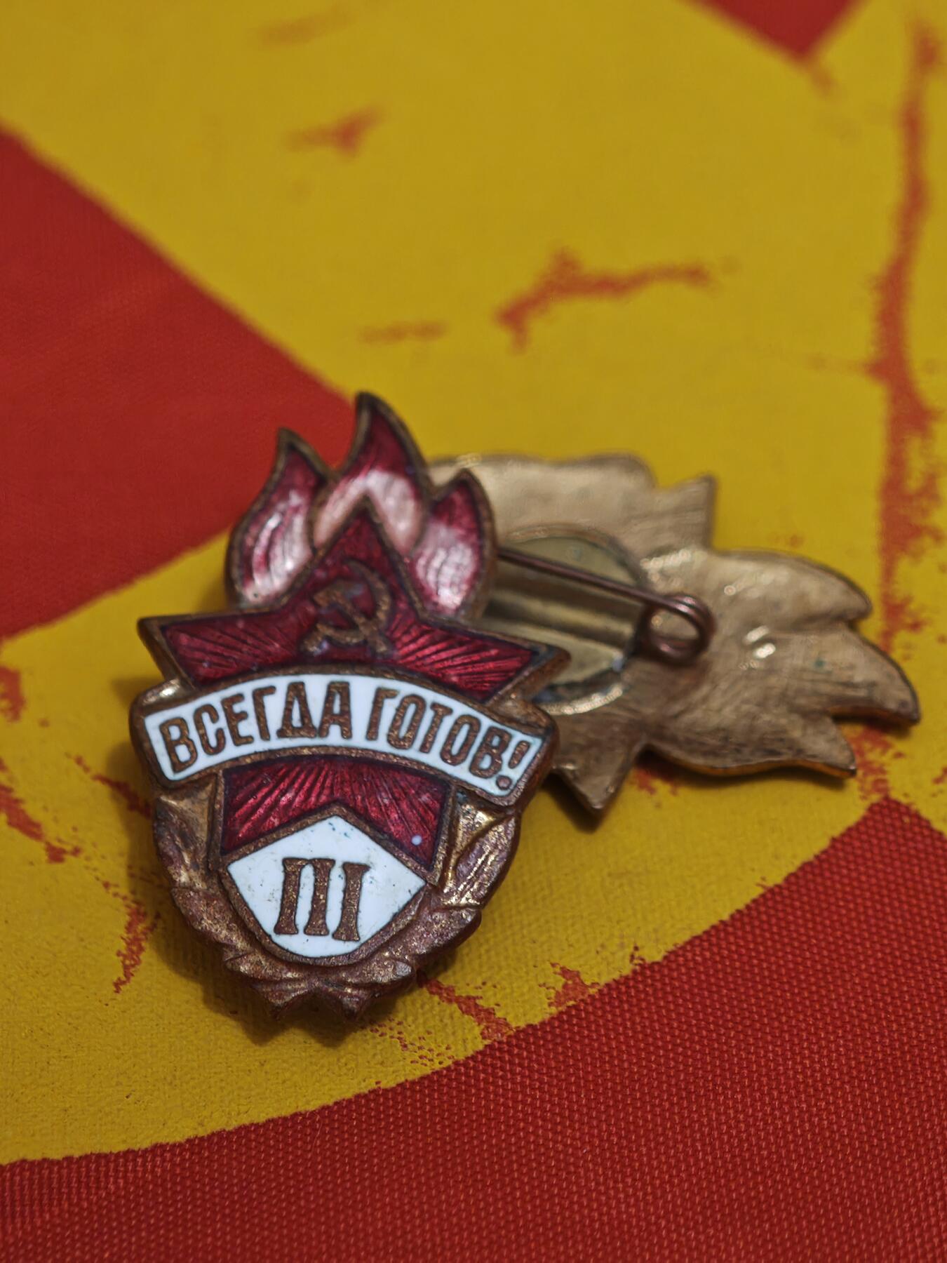 橙子收藏第一期 两枚苏联列宁少年先锋队（Пионеры）三级队员证章，也被称为“时刻准备着！”徽章，是苏联时期最具代表性的青少年组织纪念品之一。