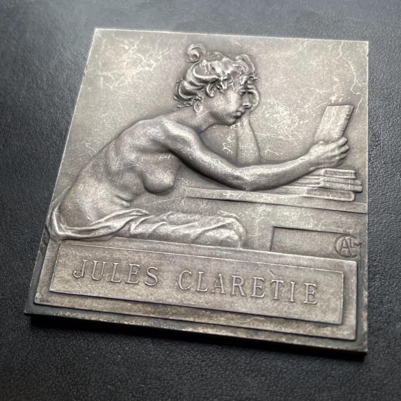 「木头集藏」章牌精品专场！ Charpentier～法国书友协会纪念大银章，尺寸：63 × 59 mm ，131.6 g，边铭: 丰饶角 ARGENT，少见银章，难得藏品。正面刻画书友协会荣誉主席 欧马公爵，任期1881-1887年。背面获奖人：朱尔·克拉雷蒂（Jules Claretie, 1840-1913）法国著名作家、法兰西学院院士，19世纪末法国文坛的核心人物，法兰西喜剧院院长、《费加罗报》文学主编。