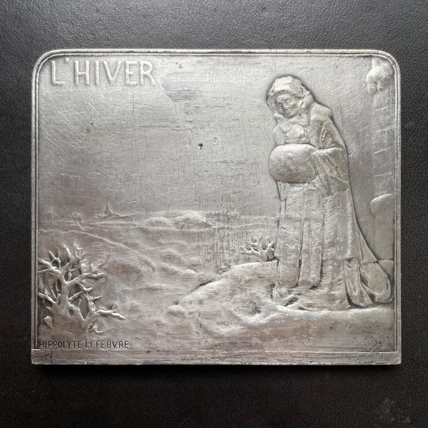 「木头集藏」章牌精品专场！ Hippolyte Lefèbvre～1909年法国SAMF协会51号作品银章：春与冬，法兰西章牌之友协会（SAMF）1909年发行，银章发行量仅45枚。尺寸：68 × 80 mm，230 g，边铭：丰饶角 1ARGENT+火蝾螈+限量编号11，SAMF协会章是法国新艺术章牌最杰出的代表。