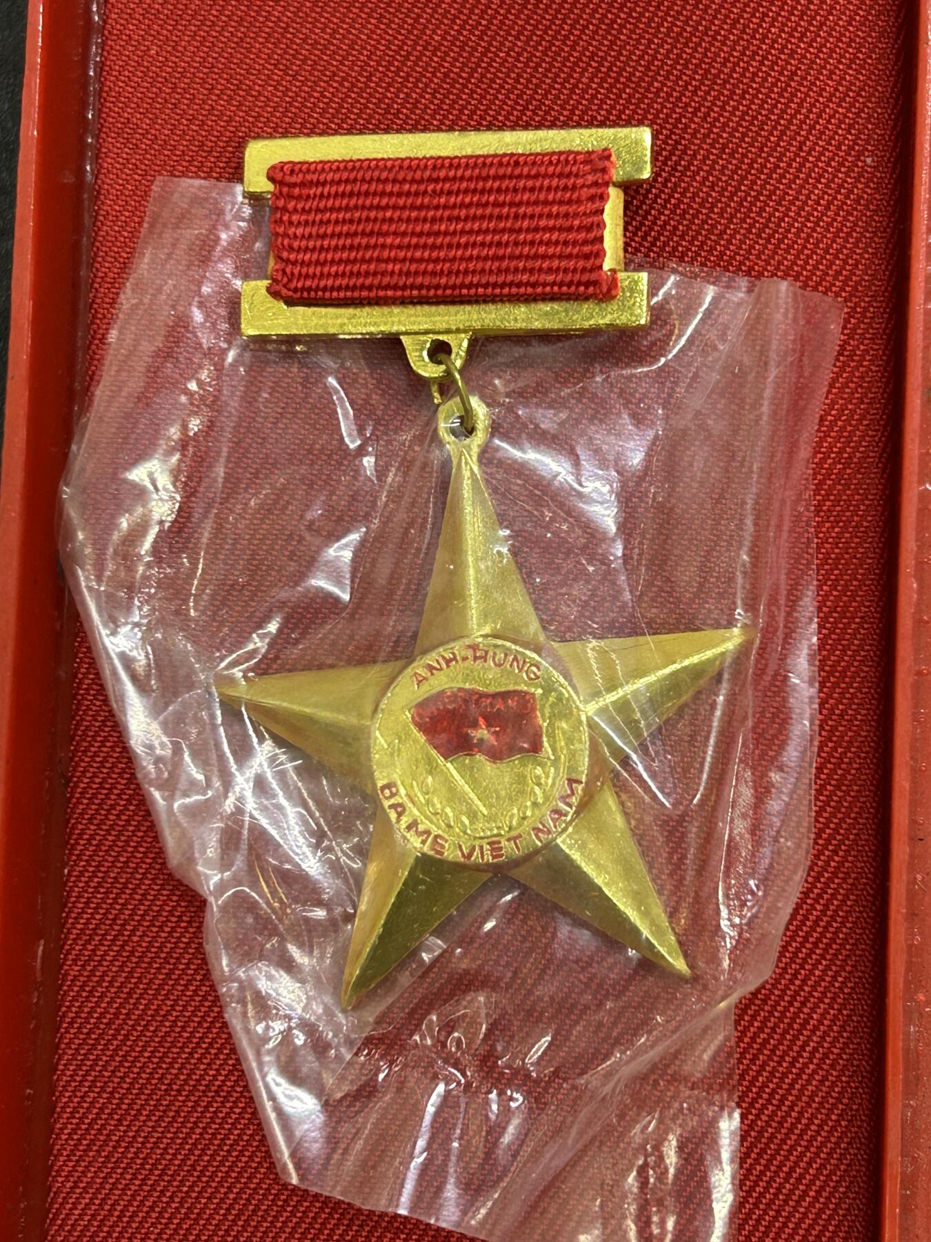 西秦中古拍卖第七十三期 越南英雄母亲勋章 母亲金星章 第一版带原盒 1994年9月10日设立，英雄越南母亲是越南国家授予或追授的荣誉称号，表彰那些为民族解放事业、保卫祖国和履行国际义务做出贡献和牺牲的越南妇女。因为她们的丈夫或者孩子都是战争伤残人员和烈士。