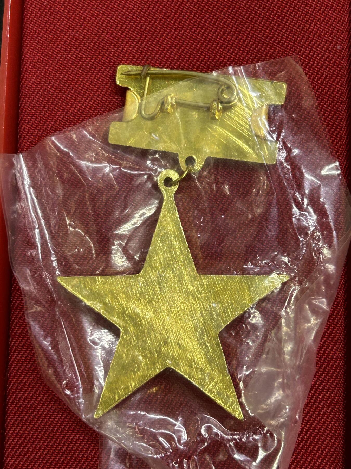 西秦中古拍卖第七十三期 越南英雄母亲勋章 母亲金星章 第一版带原盒 1994年9月10日设立，英雄越南母亲是越南国家授予或追授的荣誉称号，表彰那些为民族解放事业、保卫祖国和履行国际义务做出贡献和牺牲的越南妇女。因为她们的丈夫或者孩子都是战争伤残人员和烈士。