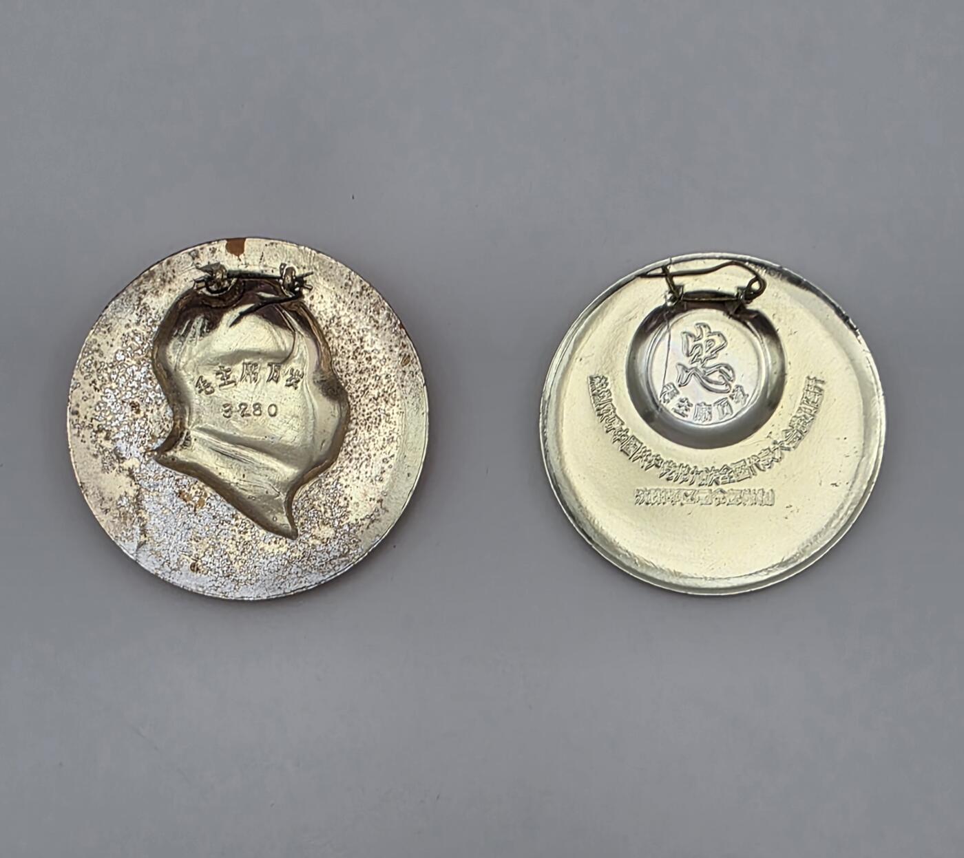 红色记忆-毛主席像章-两枚