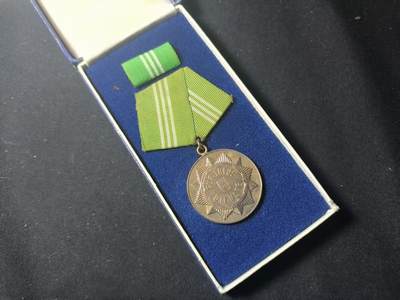 罗岚⭐爱藏⭐甄选专拍第四场-分享拍场赚佣（实体经营） - 民主德国内政部人民警察银级忠诚服役奖章带绒布盒全套 早期无国徽版本镀银漂亮