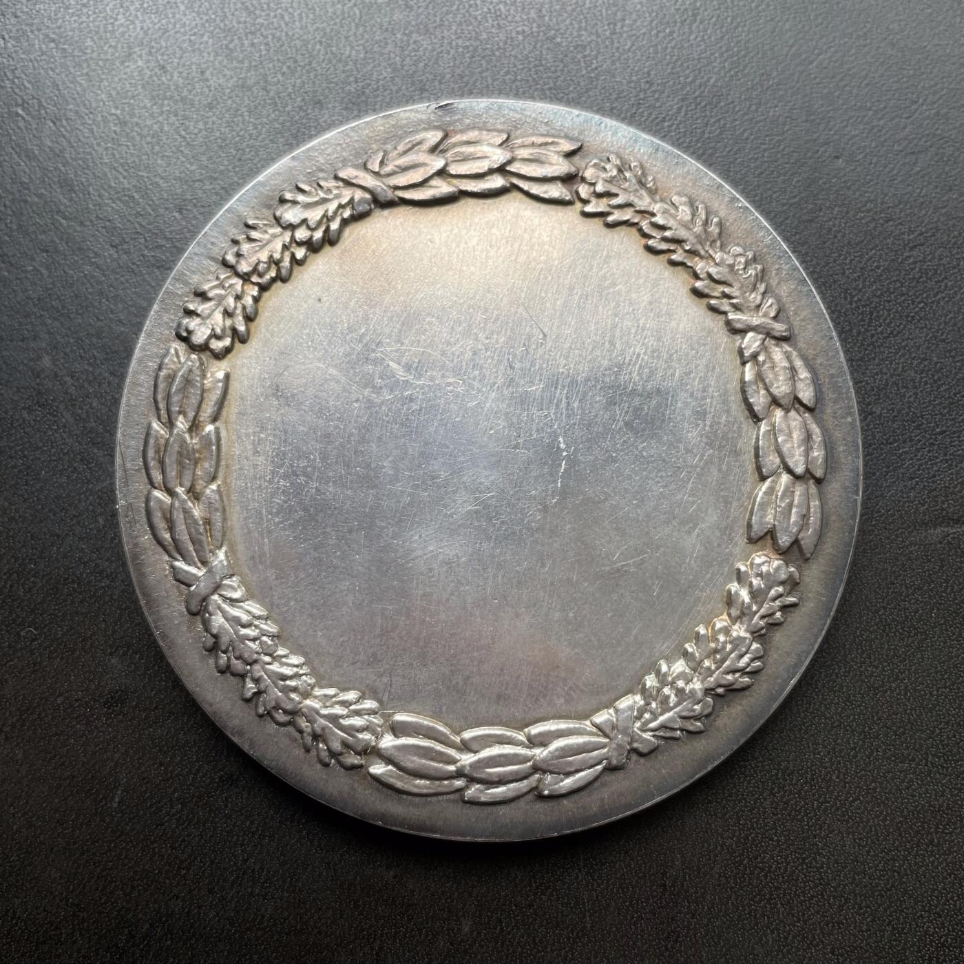 「木头集藏」章牌精品专场！ H. Dropsy～法国国家保险公司大银章 ，直径：70mm，189 g，边铭：菱形厂标+厂名V. CANALE ARGENT 野猪头银标。罕见品种！法国章牌名厂卡纳勒（V Canale）铸造。正面是保险公司化身的女神将老弱妇孺置于自己的庇护之下。法国国家保险公司的前身是1820年成立的皇家人寿保险公司，后重组改为此名。1968年与太阳保险公司和老鹰保险公司合并成为法国国家保险集团。