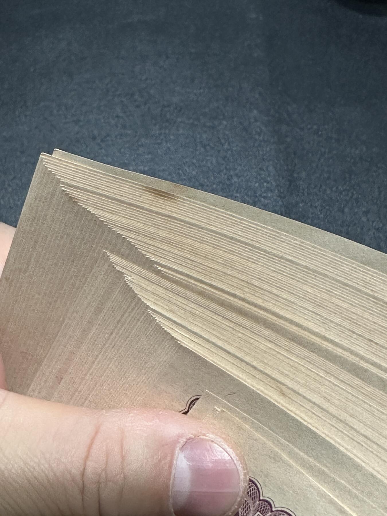 《外钞收藏家》第六百零四期（精品场）（本平台长期征集拍品、欢迎藏友们联系合作） 日本日本银行券 100日元 大部份接近全新 前后部分有软折 品相如图 短连 一共86张