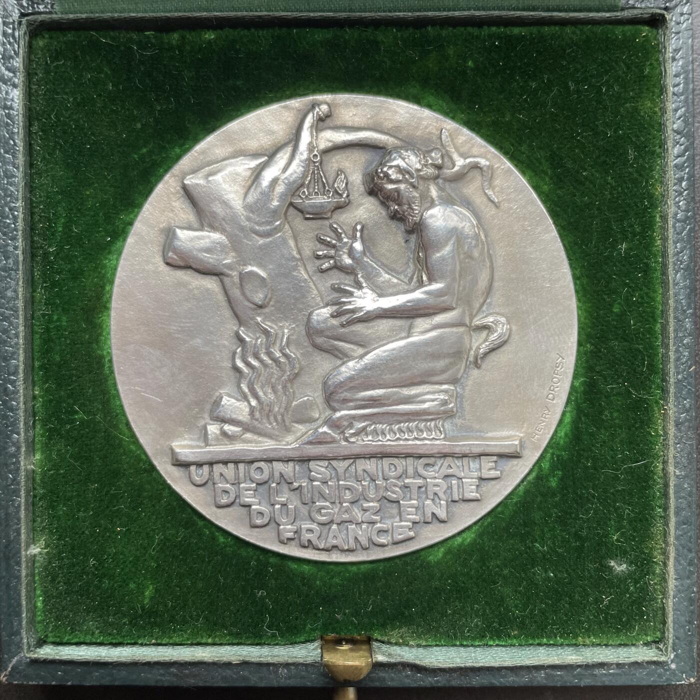 「木头集藏」章牌精品专场！ H Dropsy～1929年法国天然气工业联合会原盒银章 ，直径：64 mm，84 g，边铭：菱形厂标 ARGENT 野猪头银标。正面是一个潘神在用木柴取暖，背面是储存天然气的贮气罐。  少见的银章品种，1929年也是此章铸造的最早期年份之一。正面浮雕很高，很有雕塑的感觉。烫金字原盒状态良好。   