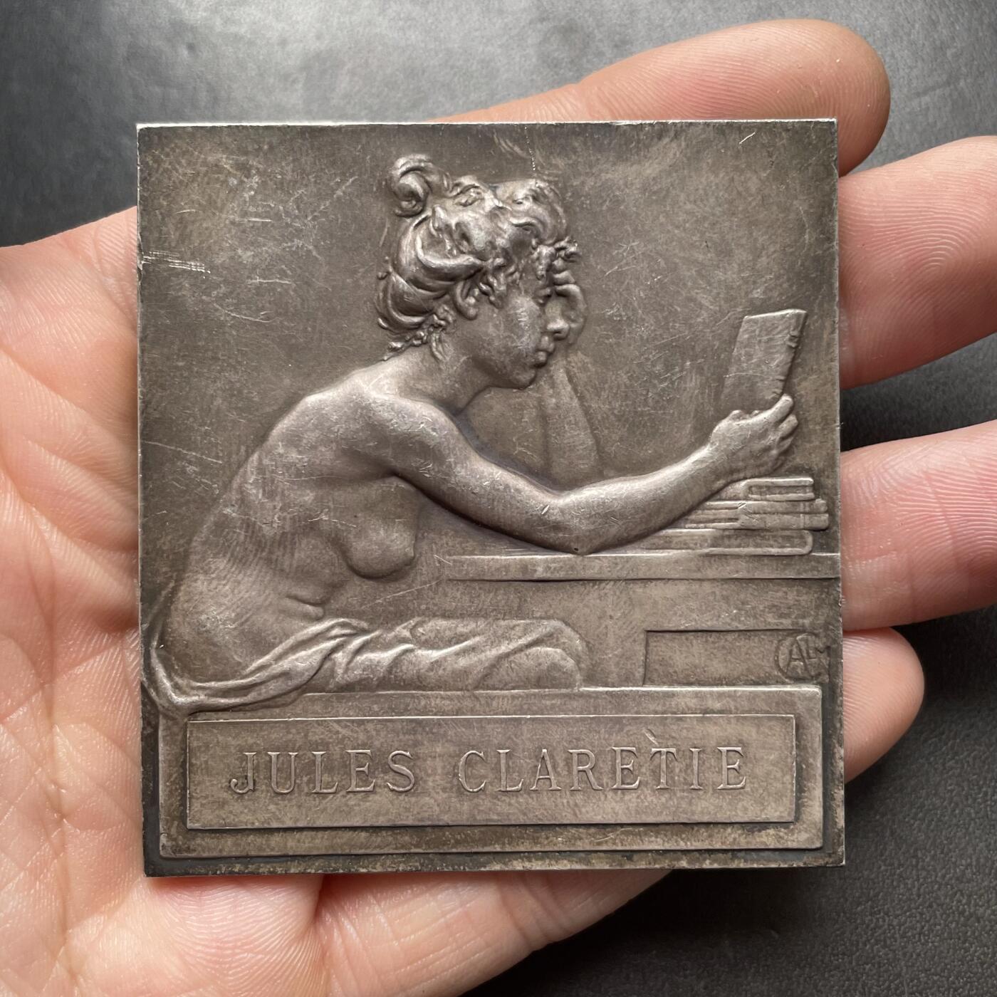 「木头集藏」章牌精品专场！ Charpentier～法国书友协会纪念大银章，尺寸：63 × 59 mm ，131.6 g，边铭: 丰饶角 ARGENT，少见银章，难得藏品。正面刻画书友协会荣誉主席 欧马公爵，任期1881-1887年。背面获奖人：朱尔·克拉雷蒂（Jules Claretie, 1840-1913）法国著名作家、法兰西学院院士，19世纪末法国文坛的核心人物，法兰西喜剧院院长、《费加罗报》文学主编。