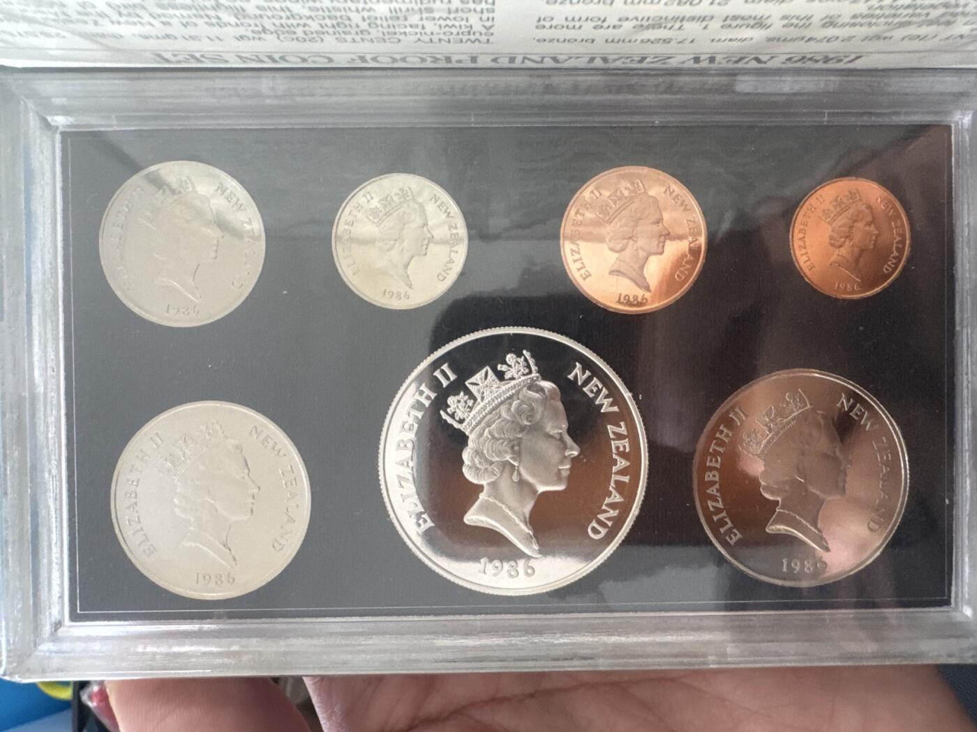 ❤️【币观天下】❤️ 第340期钱币拍卖- 2026.1.23周五晚上6点半场-长期征集拍品 新西兰1986年精制套币其中含一枚野生鸟类卡卡波银币27.216克