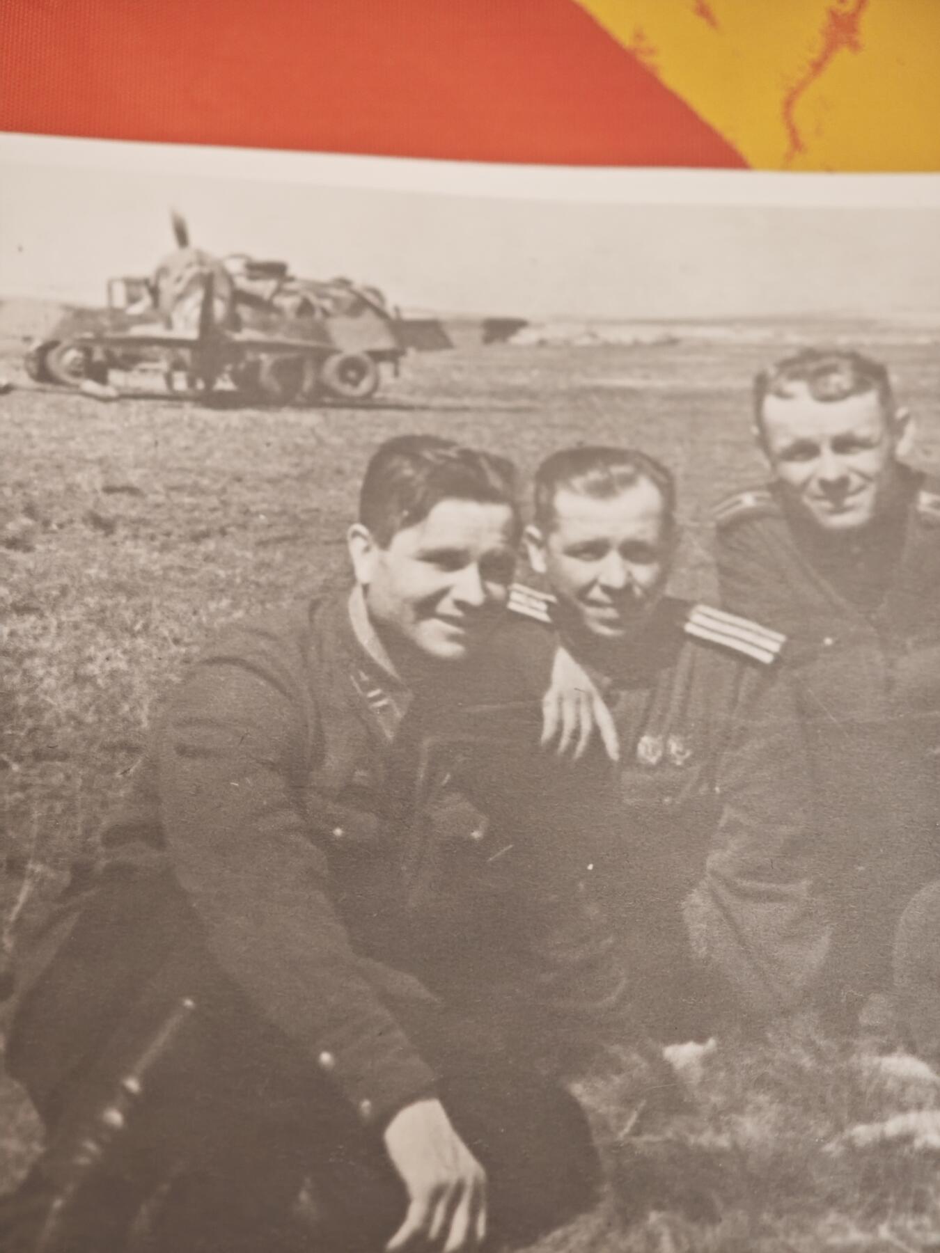 橙子收藏第一期 1943年苏联空军“伊万·萨拉托夫”战斗机团前线机场机组人员合影 带完整手写标注与历史背景   