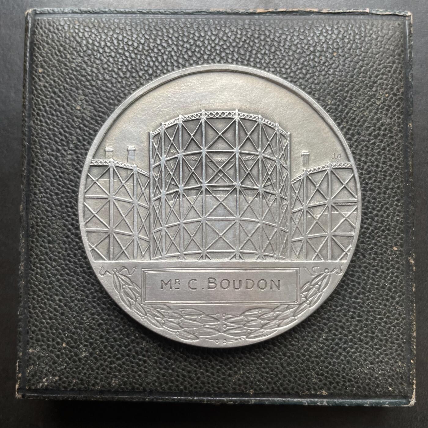 「木头集藏」章牌精品专场！ H Dropsy～1929年法国天然气工业联合会原盒银章 ，直径：64 mm，84 g，边铭：菱形厂标 ARGENT 野猪头银标。正面是一个潘神在用木柴取暖，背面是储存天然气的贮气罐。  少见的银章品种，1929年也是此章铸造的最早期年份之一。正面浮雕很高，很有雕塑的感觉。烫金字原盒状态良好。   