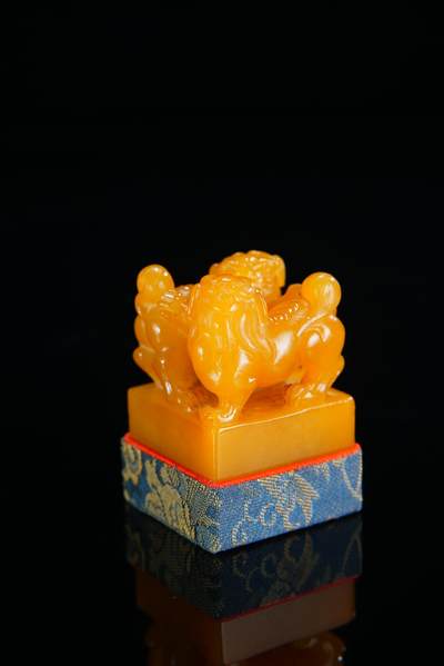 方寸藏珍·寿山田黄印章专场（一） - 寿山田黄石《烟云供养》双螭钮章