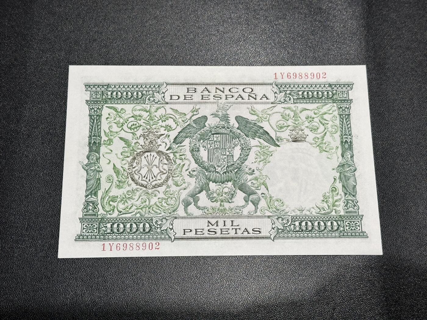 《外钞收藏家》第六百零四期（精品场）（本平台长期征集拍品、欢迎藏友们联系合作） 1957年西班牙1000比塞塔 双王 AU品相 号码非常不错 朦胧号