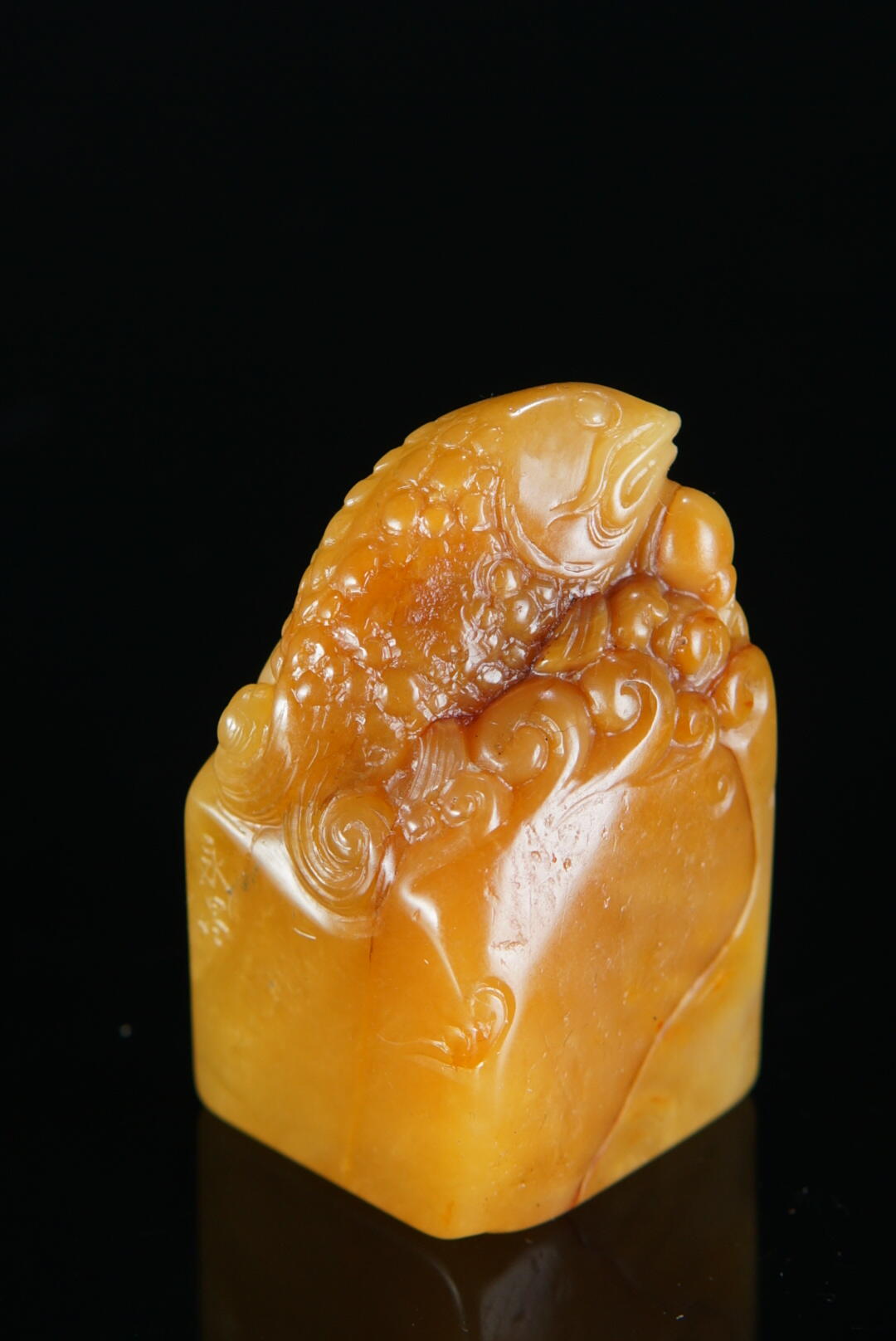 方寸藏珍·寿山田黄印章专场（一） 寿山田黄石《鲤鱼戏珠》钮章