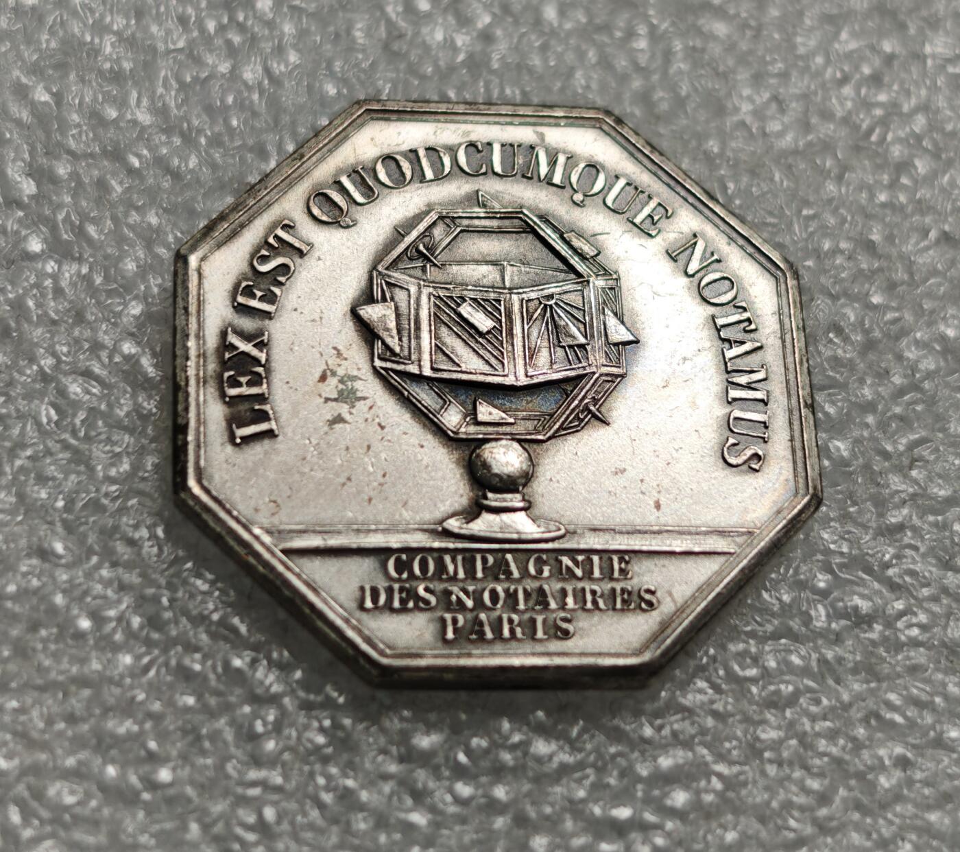 瓶子🏺第226期拍卖会  20世纪法国自由帽背面浑天仪JETON镀银铜质八角型代币章  16.33克