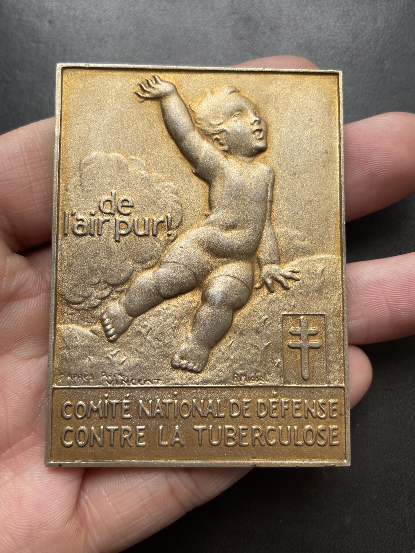 「木头集藏」章牌精品专场！ R. Michel～法国肺结核防治委员会镀金银章 ，尺寸：69x50 mm，83 g，边铭：菱形厂标 ARGENT 野猪头银标。法国肺结核防治委员会每年都会发行一款邮票，这枚章正面的图案就采用了1931年邮票的设计，因此这枚章很有可能是在1931年或者稍晚的年代铸造发行的。