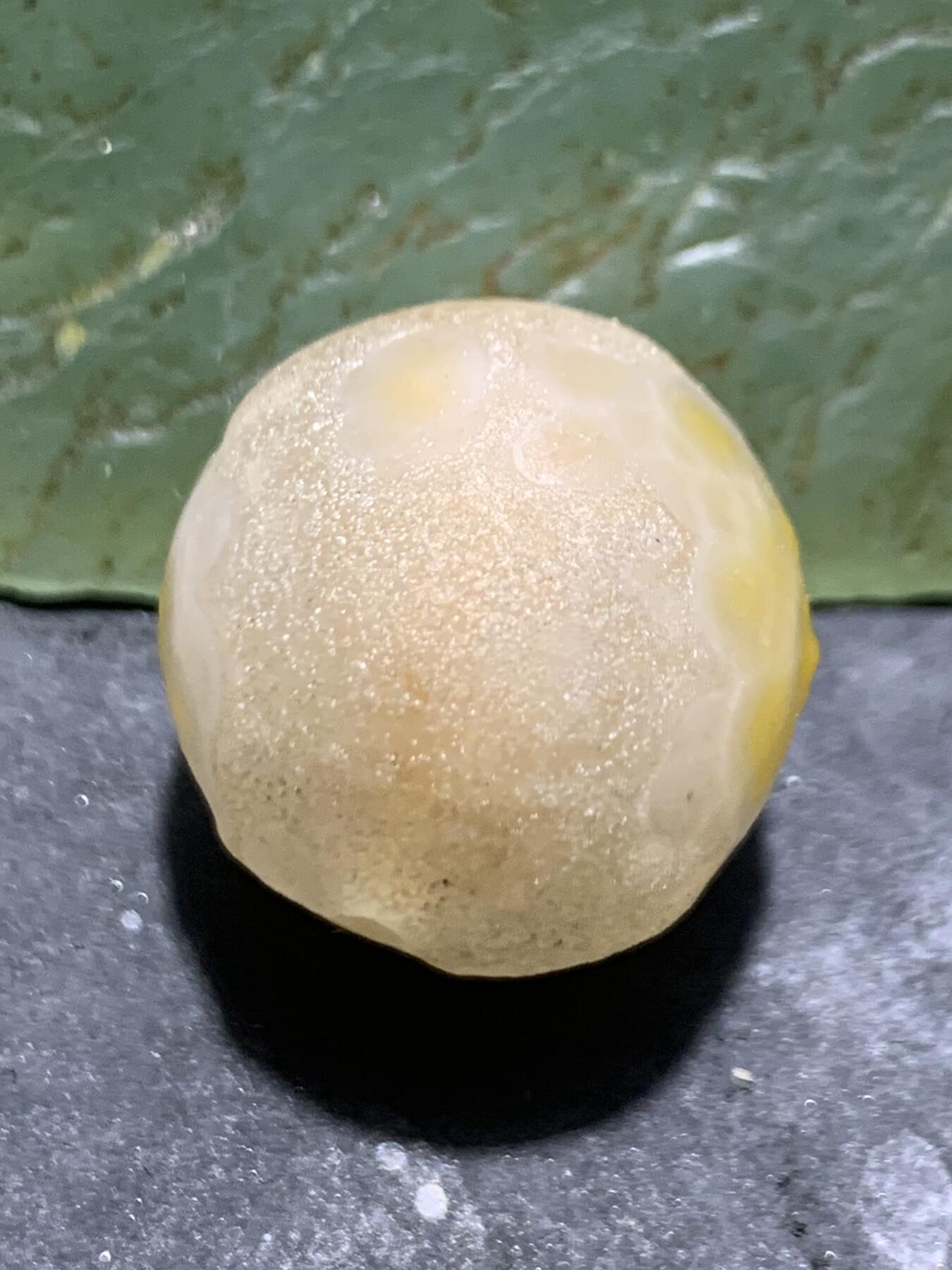 精美原皮冰飘风化纹气泡图案图案战国红玛瑙随形珠一个，