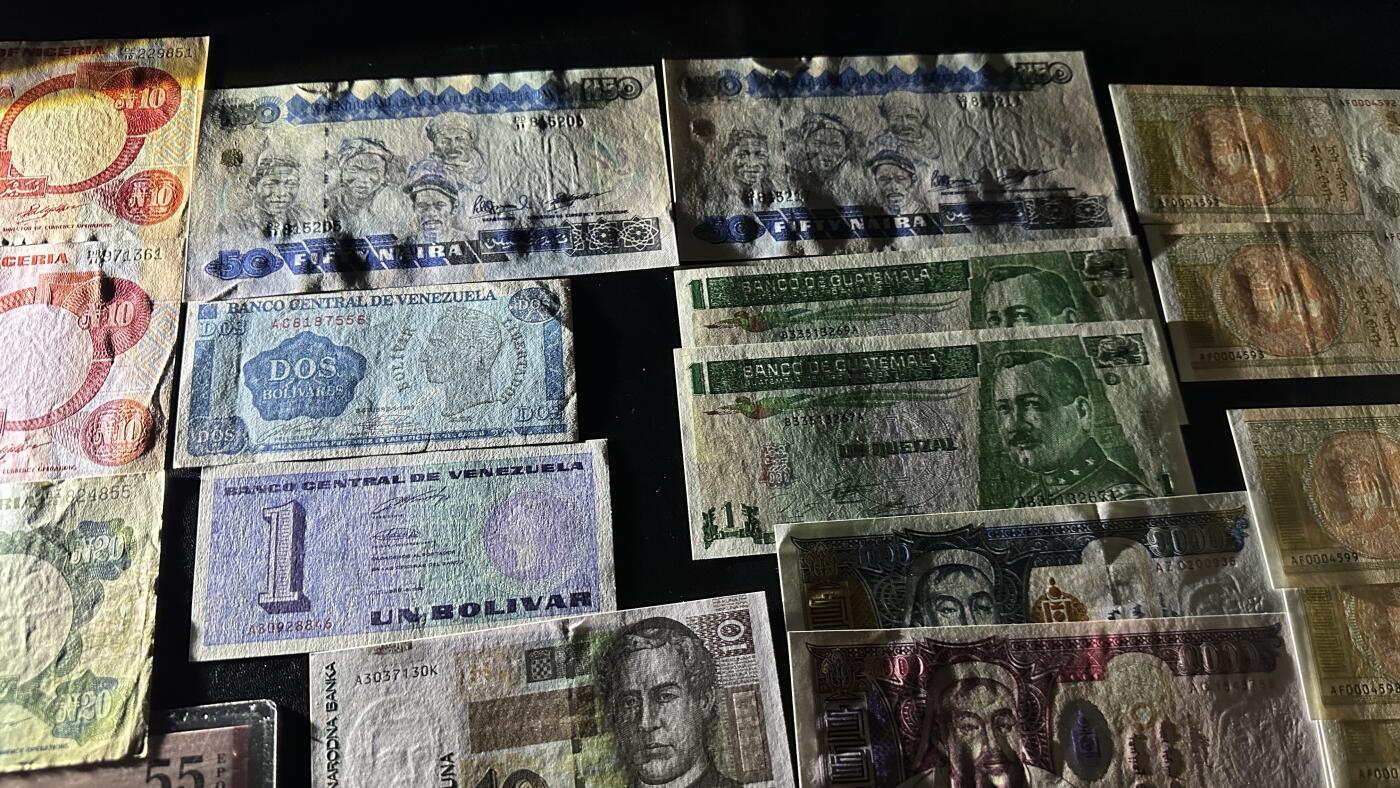 《外钞收藏家》第六百零四期（精品场）（本平台长期征集拍品、欢迎藏友们联系合作） 伊朗20里亚尔 精美小票+俄罗斯+蒙古多张等等 2019年的蒙古1块在ebay同款要20多一张 2003年的补号 大部份全新 有几张非全新 品相如图