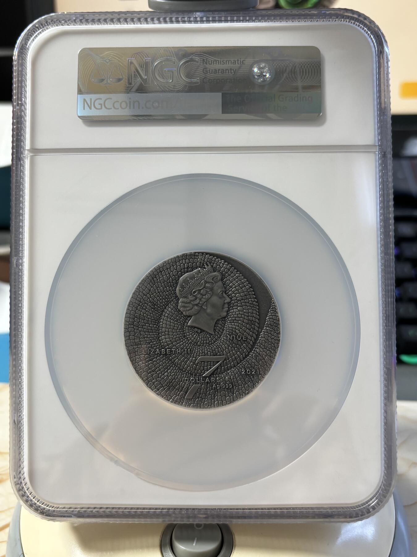 第189期拍卖 纽埃2021年神奇动物系列变色龙3盎司彩色珐琅银币NGC-MS70无盒无证书，999银，3盎司，发行421枚