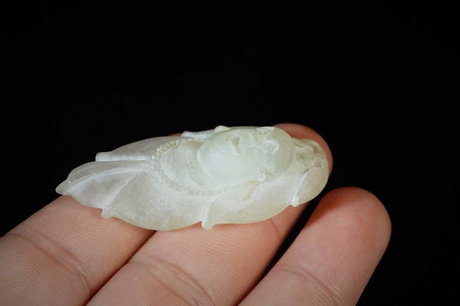 上海都达杂项专场五（全场包邮） 天然和田玉精雕《芭蕉弥勒》挂件87-66