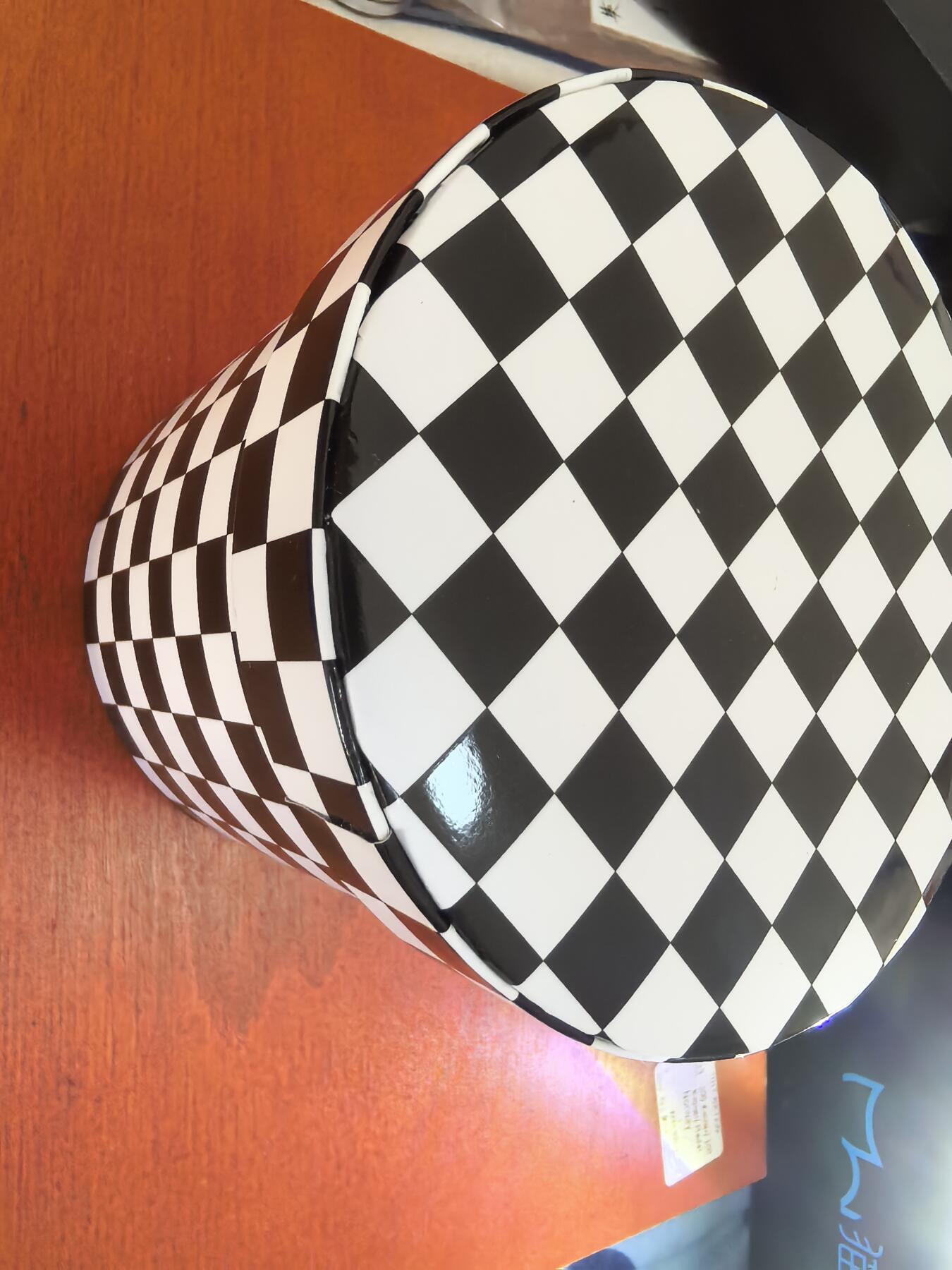 长老汇蛇年精选第九十四场拍卖 2021纽埃《爱丽丝漫游奇境记》彩色仿古银币，1盎司999银，高浮雕，UV彩色打印技术，1000枚，立陶宛造币厂出品，主题是爱丽丝掉进兔洞里，盒子内部设计成兔洞形状