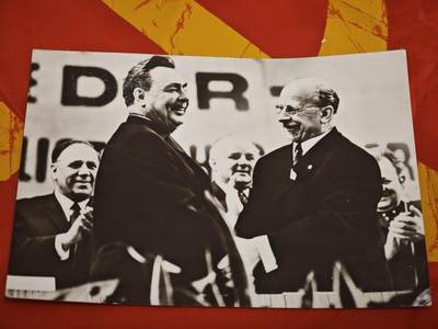 橙子收藏第一期 - 照片拍摄于1967年4月17日至22日，东德统一社会党（SED）第七次代表大会（VII. Parteitag der SED）期间，是乌布利希对勃列日涅夫的欢迎场景。