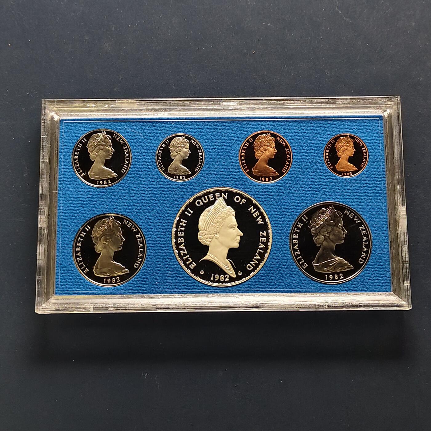 【全场包邮】纯粹捡漏拍497场-持续更新中 新西兰1982年官方封装精制套币-含南秧鸡精制银币【38.8毫米27.22克92.5%】
