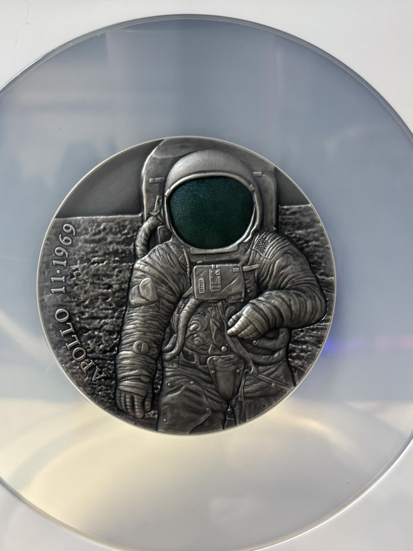 第189期拍卖 喀麦隆2019年阿波罗11号登月50周年3盎司仿古银币NGC-MS70首无盒无证书，999银，发行500枚，评级盒有裂痕