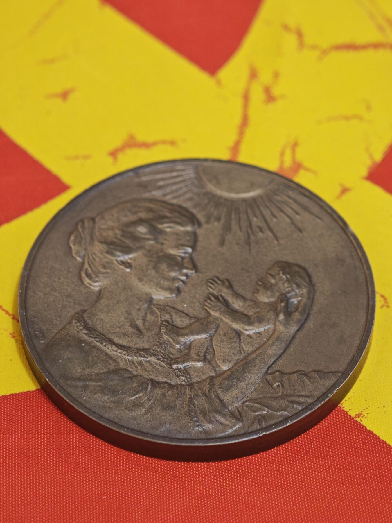 橙子收藏第一期 1991年苏联末期定制的“英雄城市列宁格勒出生纪念铜章”，(出生还是苏联人，满月已是俄罗斯）属于兼具纪念意义与个人属性的章牌。