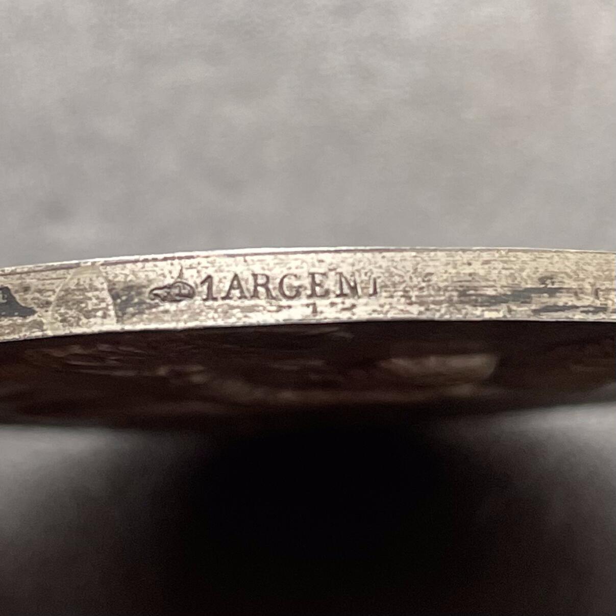 「木头集藏」章牌精品专场！ Albert Herbemont～法国现代教育协会银章 ，直径：50 mm，64 g，边铭：丰饶角 1ARGENT。少见的银章品种。正面女神把橄榄枝放在学生的书桌上，背面旭日东升，橡树枝繁叶茂。表面采用磨砂工艺，有一些氧化形成的深色纹路，不是划痕，实物品相很好。