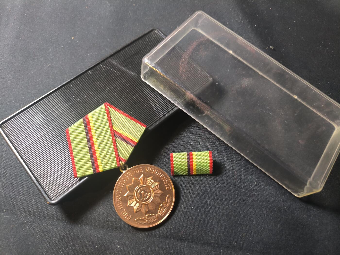 罗岚⭐爱藏⭐甄选专拍第四场-分享拍场赚佣（实体经营） 民主德国内政部人民警察铜级功绩奖章绒布盒全套 早期提手挂版极品成色